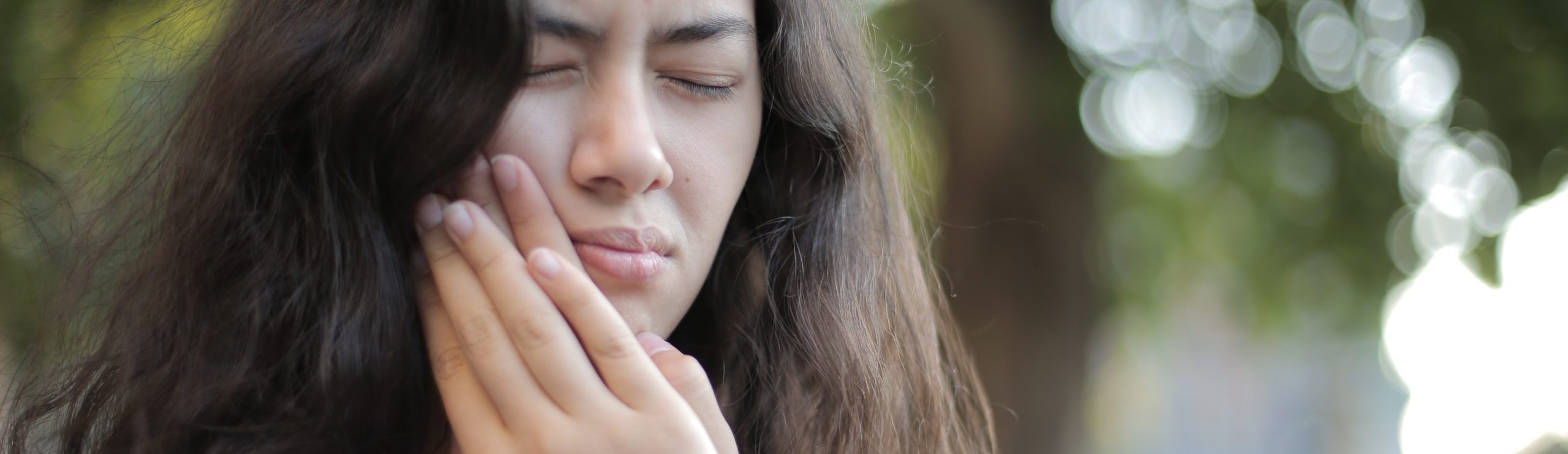 Sensibilidade nos dentes com bebidas geladas, o que pode ser?