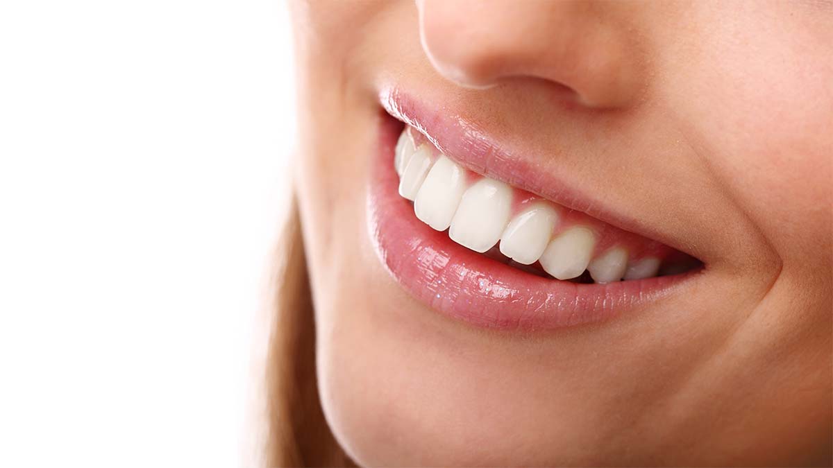 Um sorriso brilhante e lentes de contato