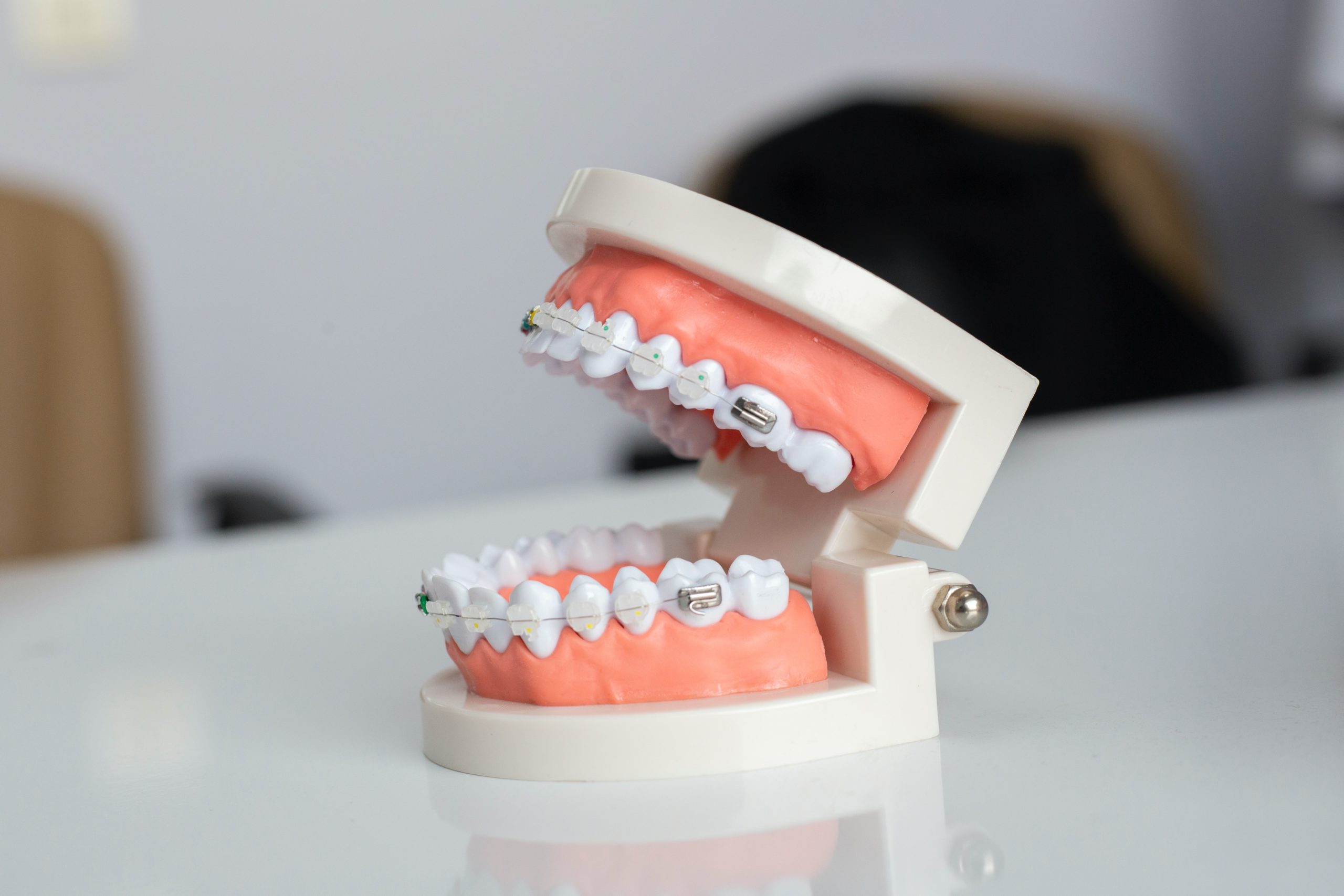 ODONTOLOGIA E ALGUMAS DE SUAS PRINCIPAIS ESPECIALIZAÇÕES￼