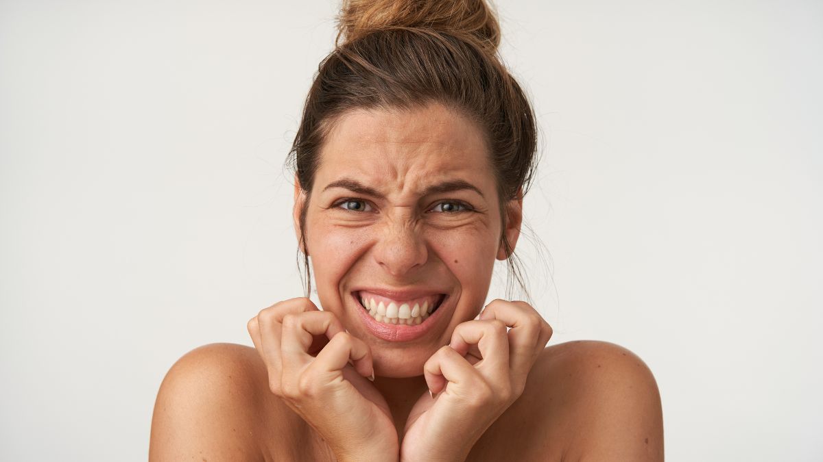 Como o bruxismo pode levar a uma mordida irregular e o que você pode fazer a respeito