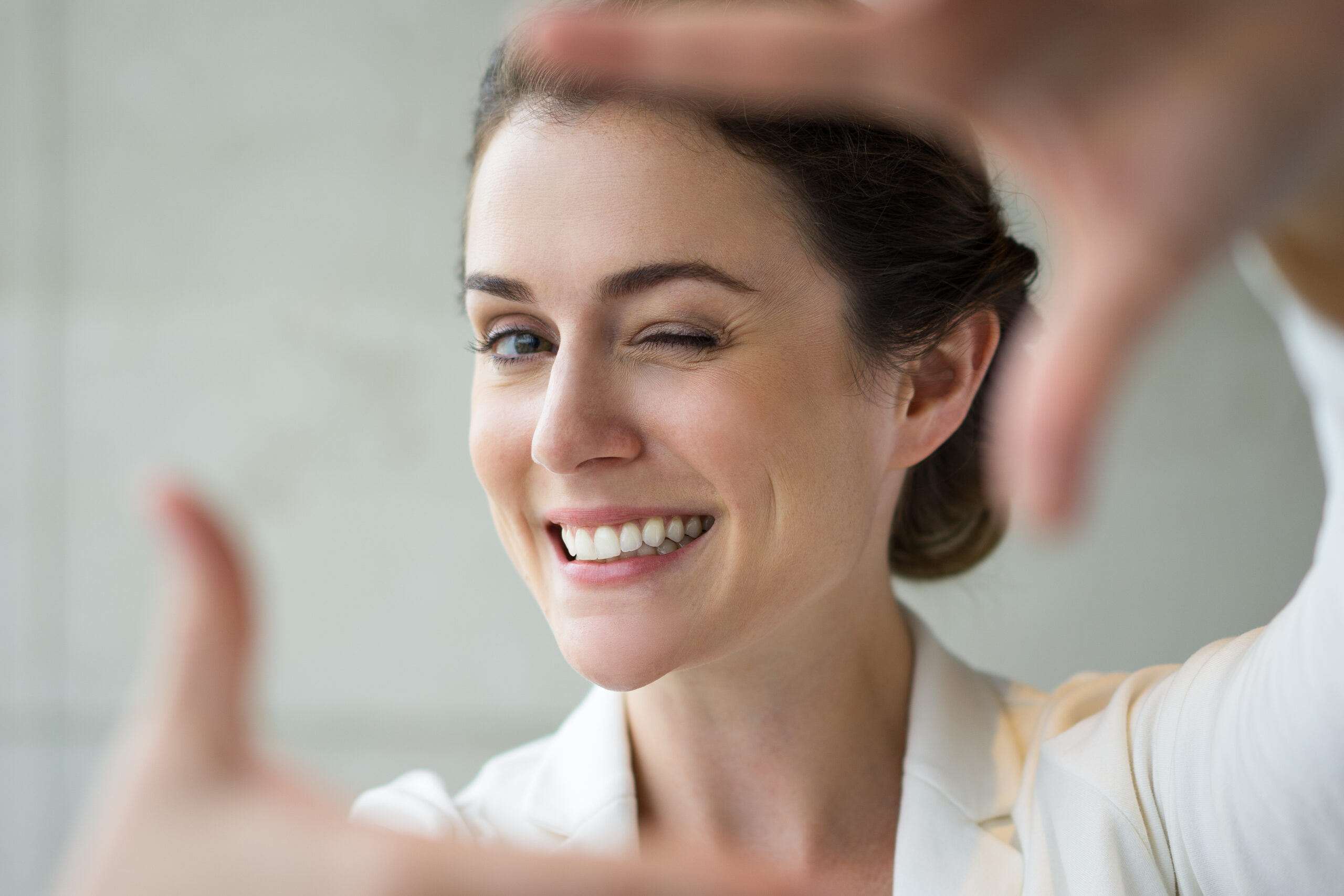 Clareamento Dental: Um Sorriso Mais Brilhante e Confidente