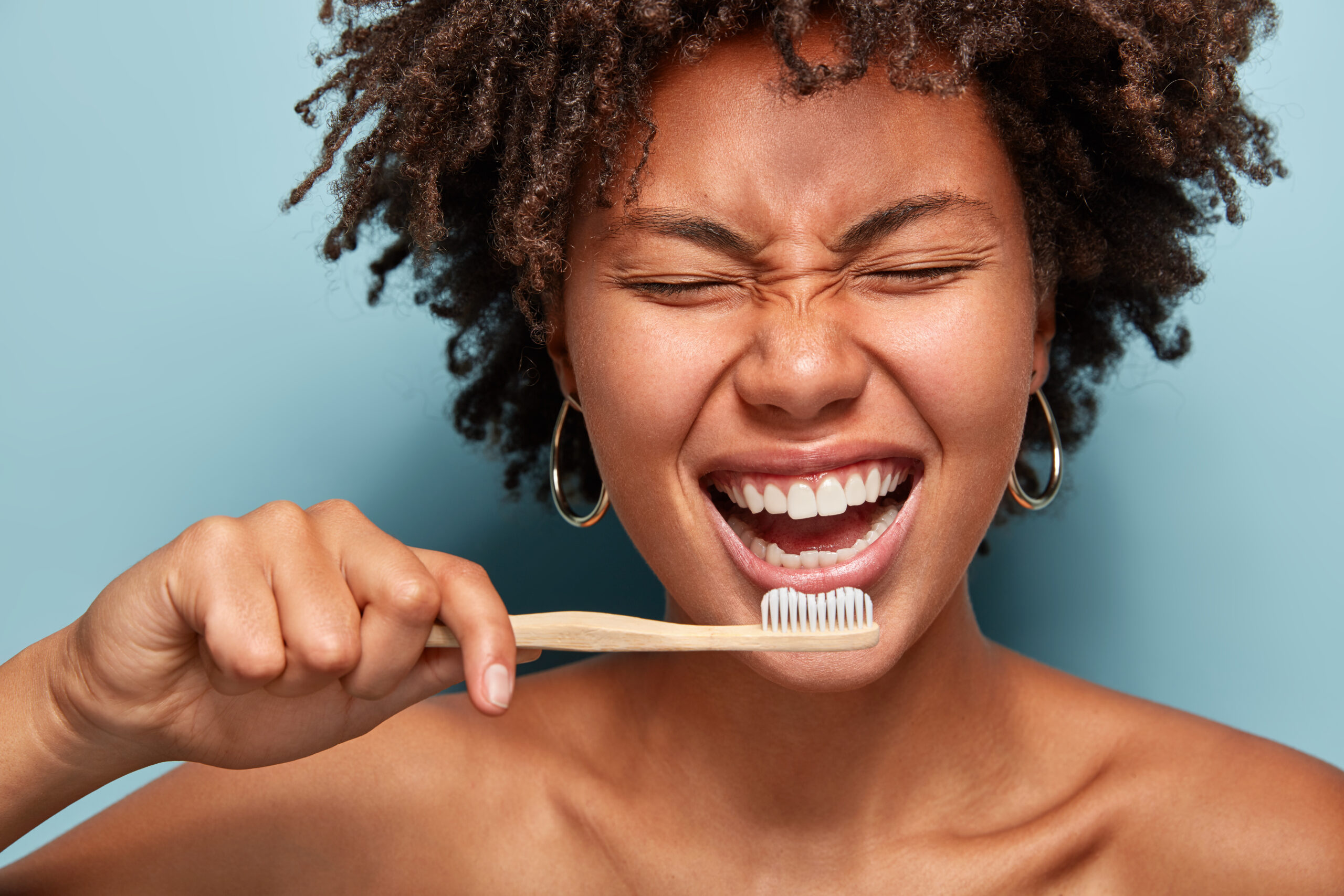 Da escovação ao uso do fio dental: Hábitos essenciais de cuidados com os dentes para uma saúde bucal ideal