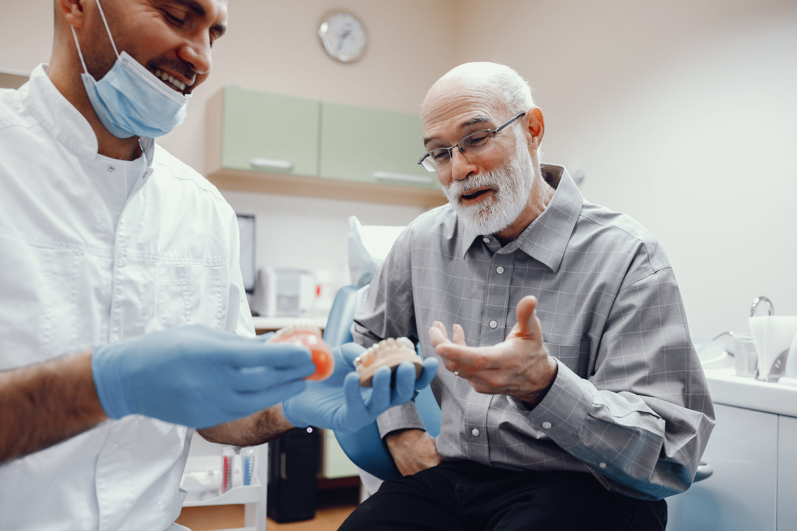 Revelando o custo dos implantes dentários: Explorando opções acessíveis no Brasil
