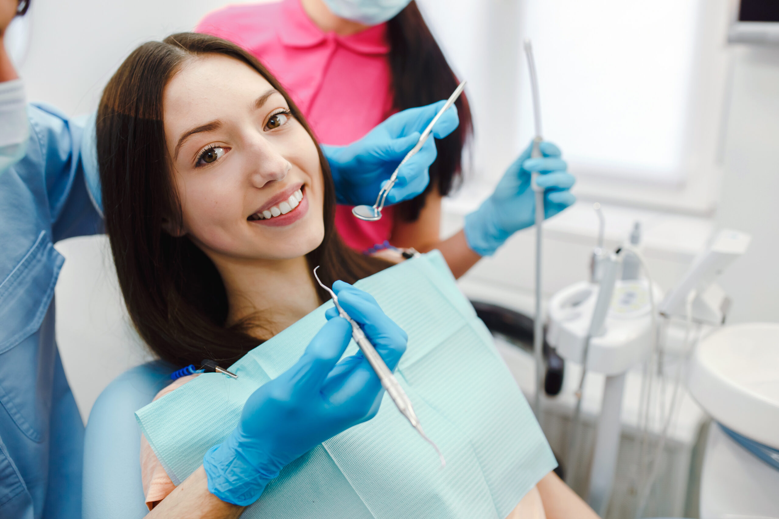 Lentes de Contato Dentais e Harmonização Facial: A Combinação Perfeita para um Sorriso Deslumbrante