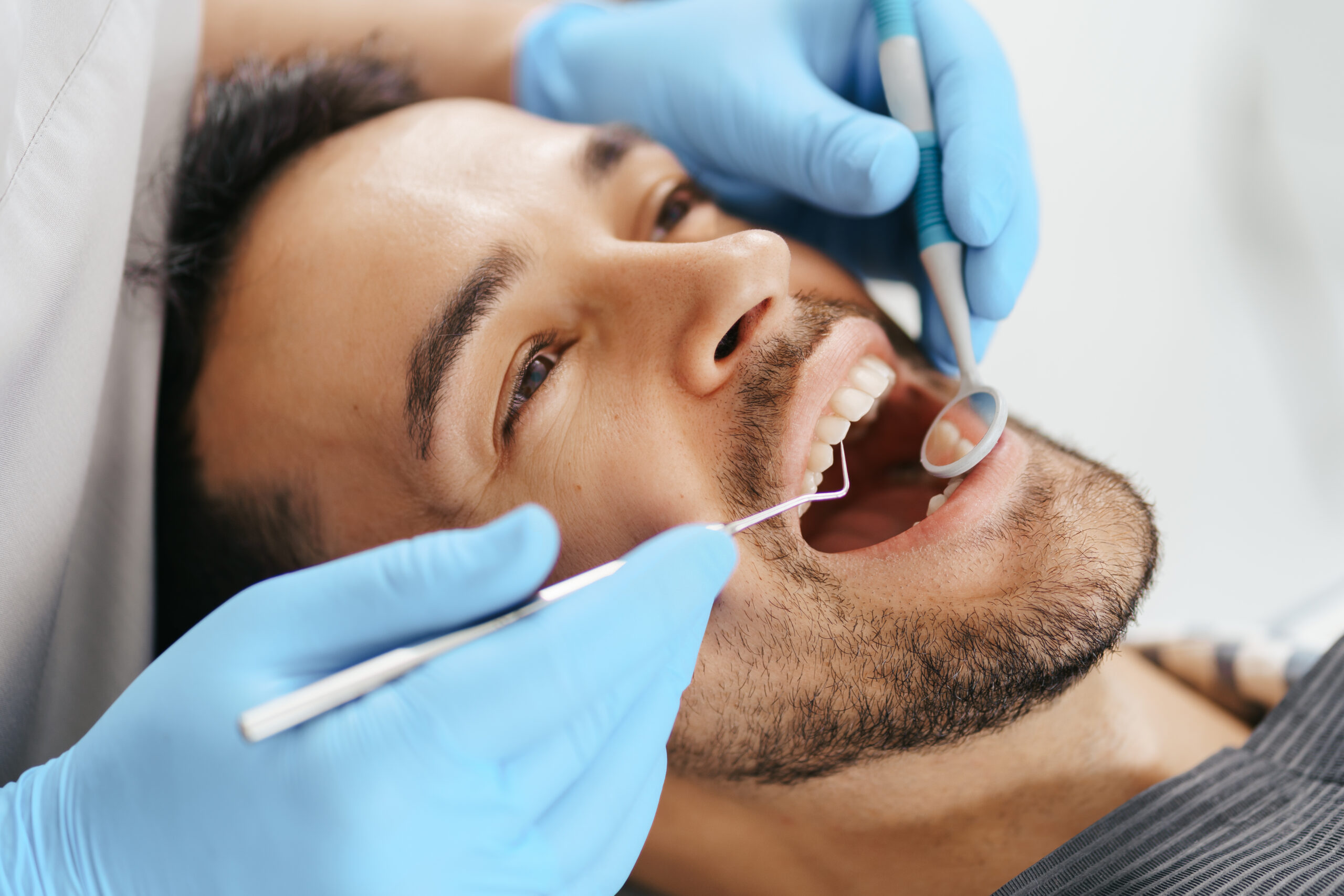 Implante Dentário Completo: Recupere Seu Sorriso e Função