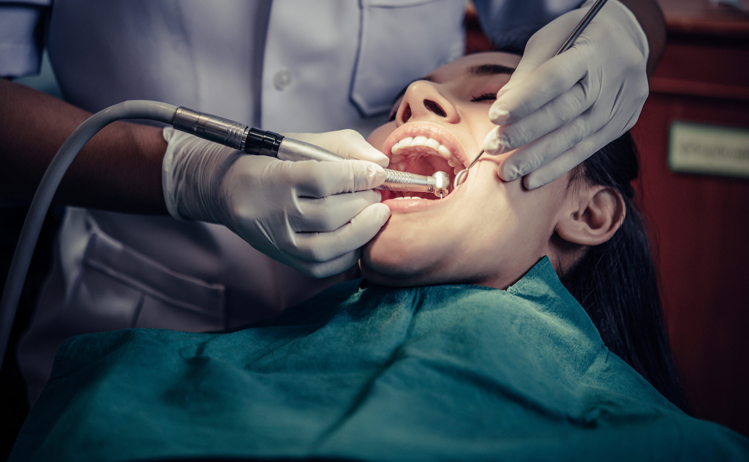 O custo da conveniência: Entendendo os fatores de preço dos implantes dentários de carga imediata