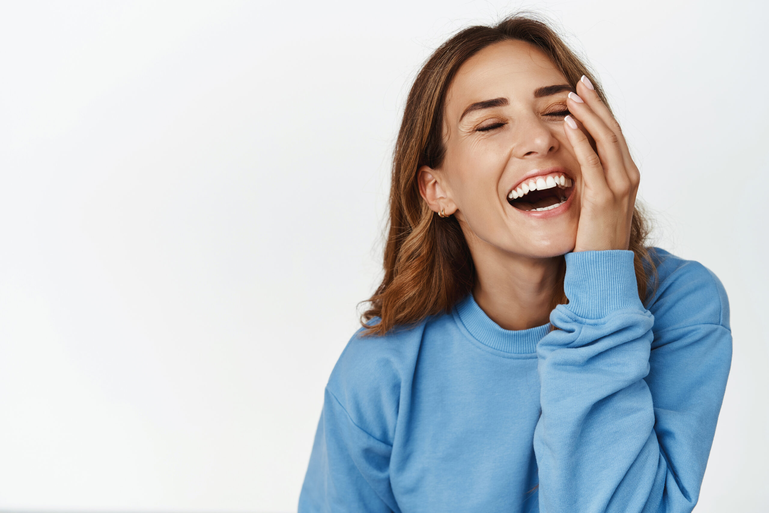 Um guia passo a passo: Como trocar com segurança as lentes de contato nos dentes