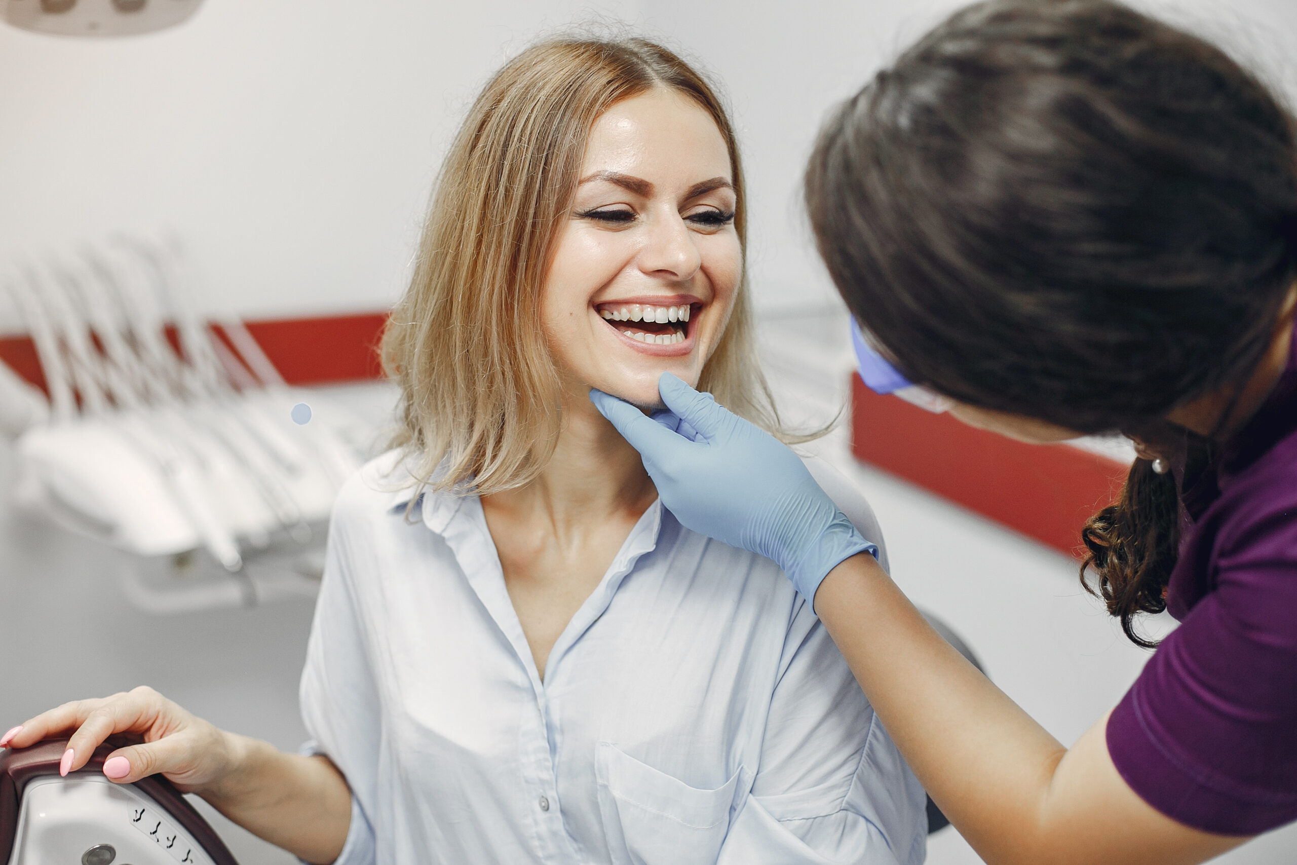 Preservando seu sorriso: As maneiras surpreendentes pelas quais as lentes de contato dentais podem prejudicar seus dentes
