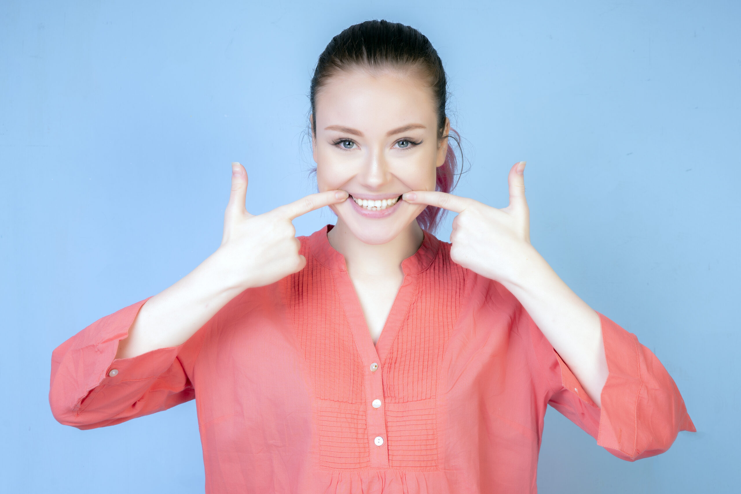 Protegendo seu sorriso: Como evitar o desgaste dos dentes para usuários de lentes de contato