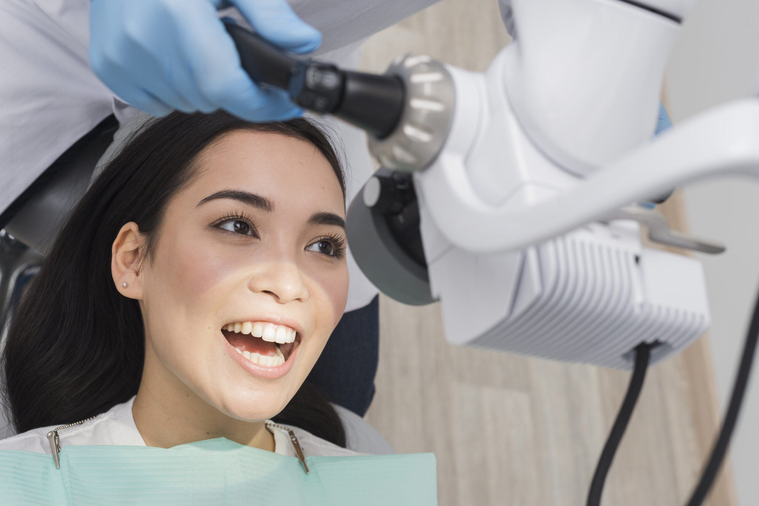 Experimente simulações realistas de dentes com o aplicativo Tooth Simulator e as lentes de contato