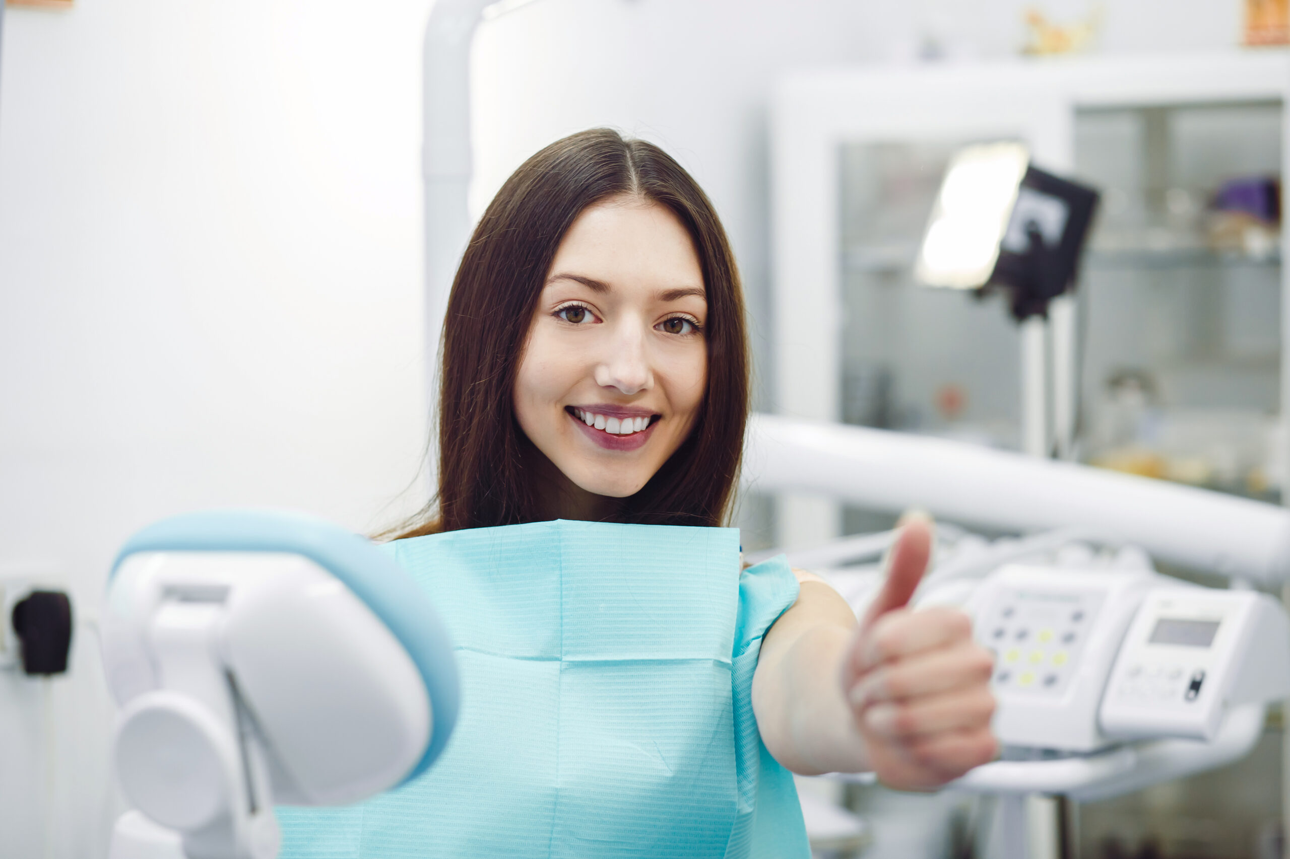 Dominando a arte da higiene bucal: como escovar os dentes com segurança usando lentes de contato