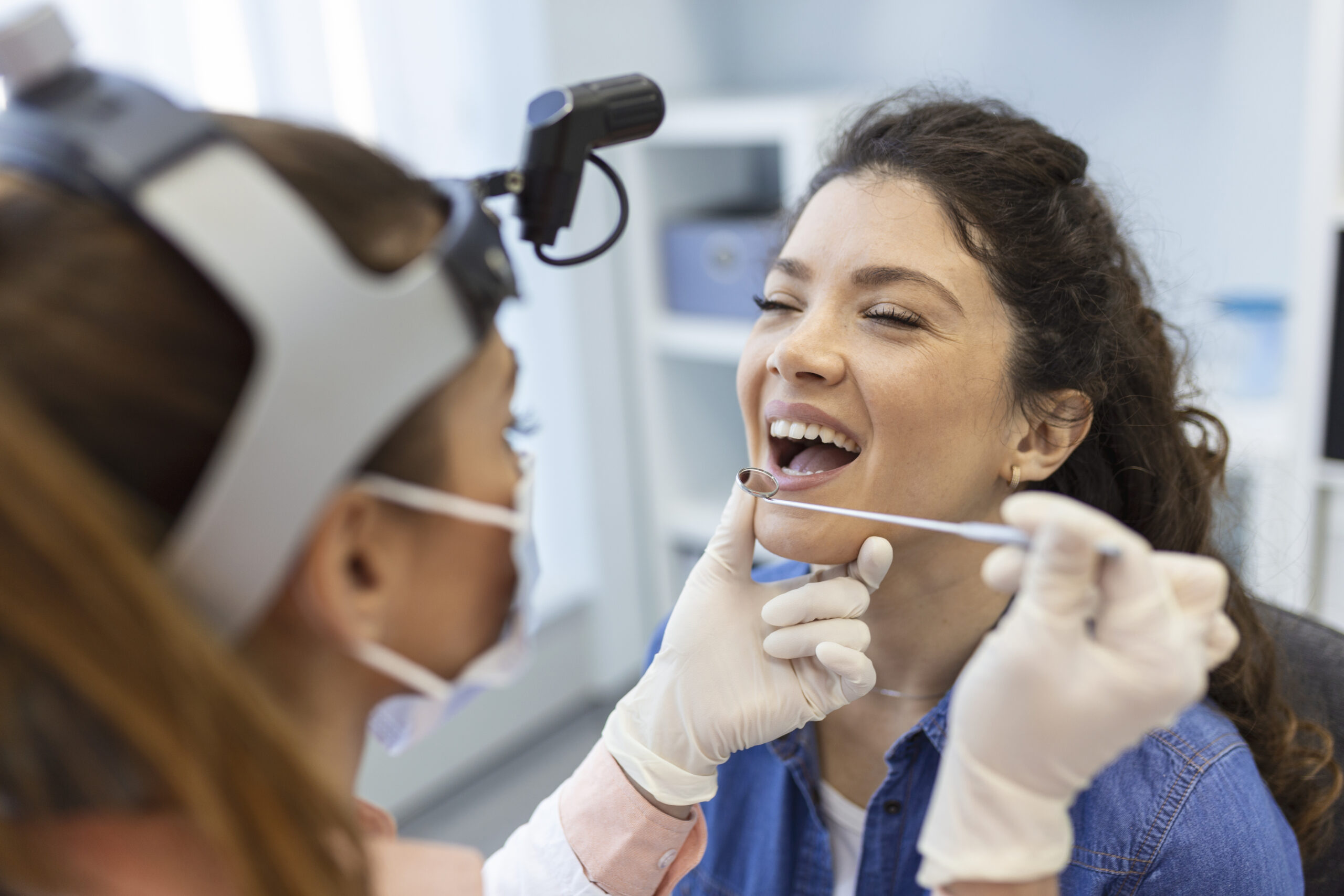 Aprimorando seu sorriso: Como as lentes de contato para dentes podem transformar sua aparência