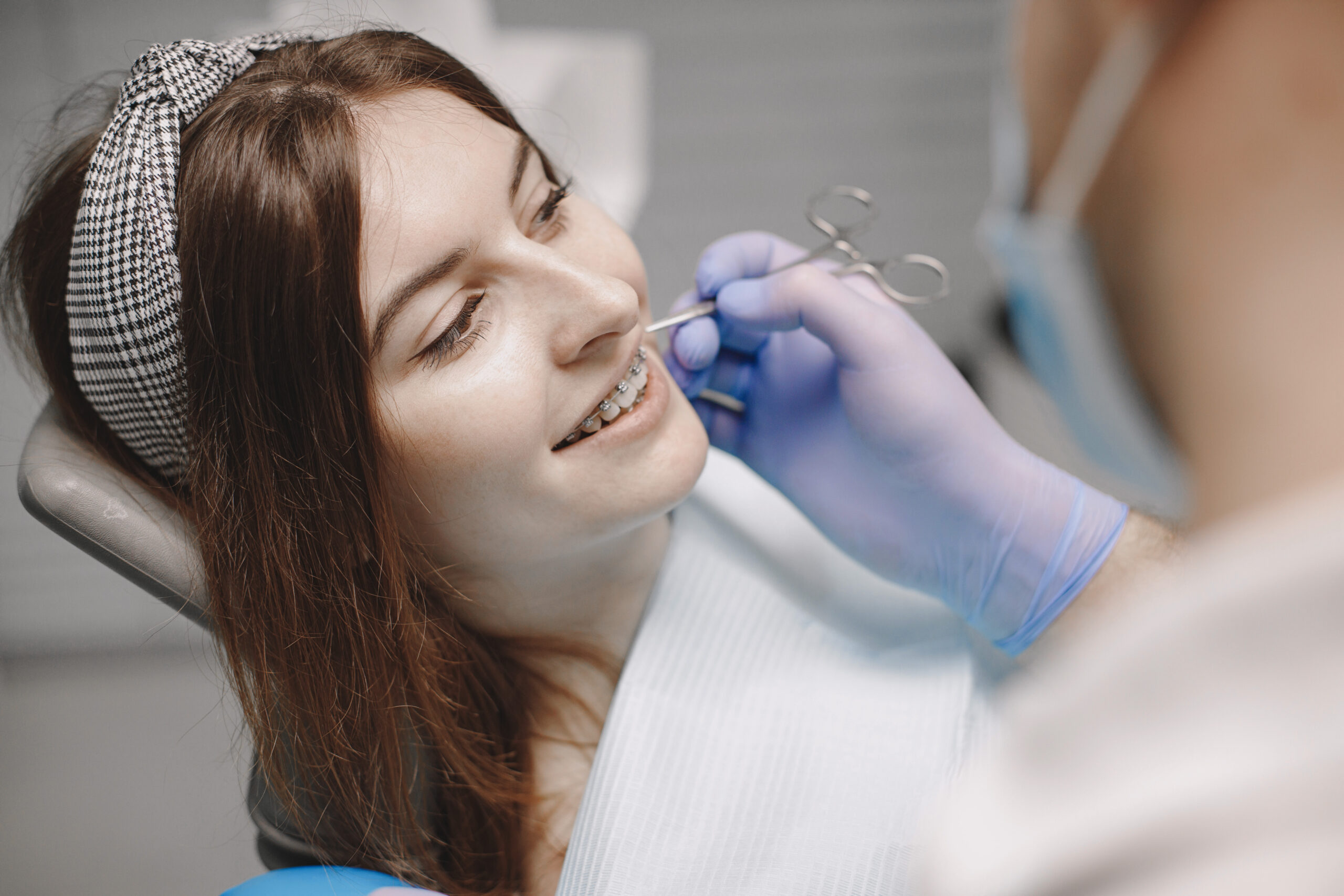 Como as lentes de contato dentais podem transformar a descoloração extrema dos dentes
