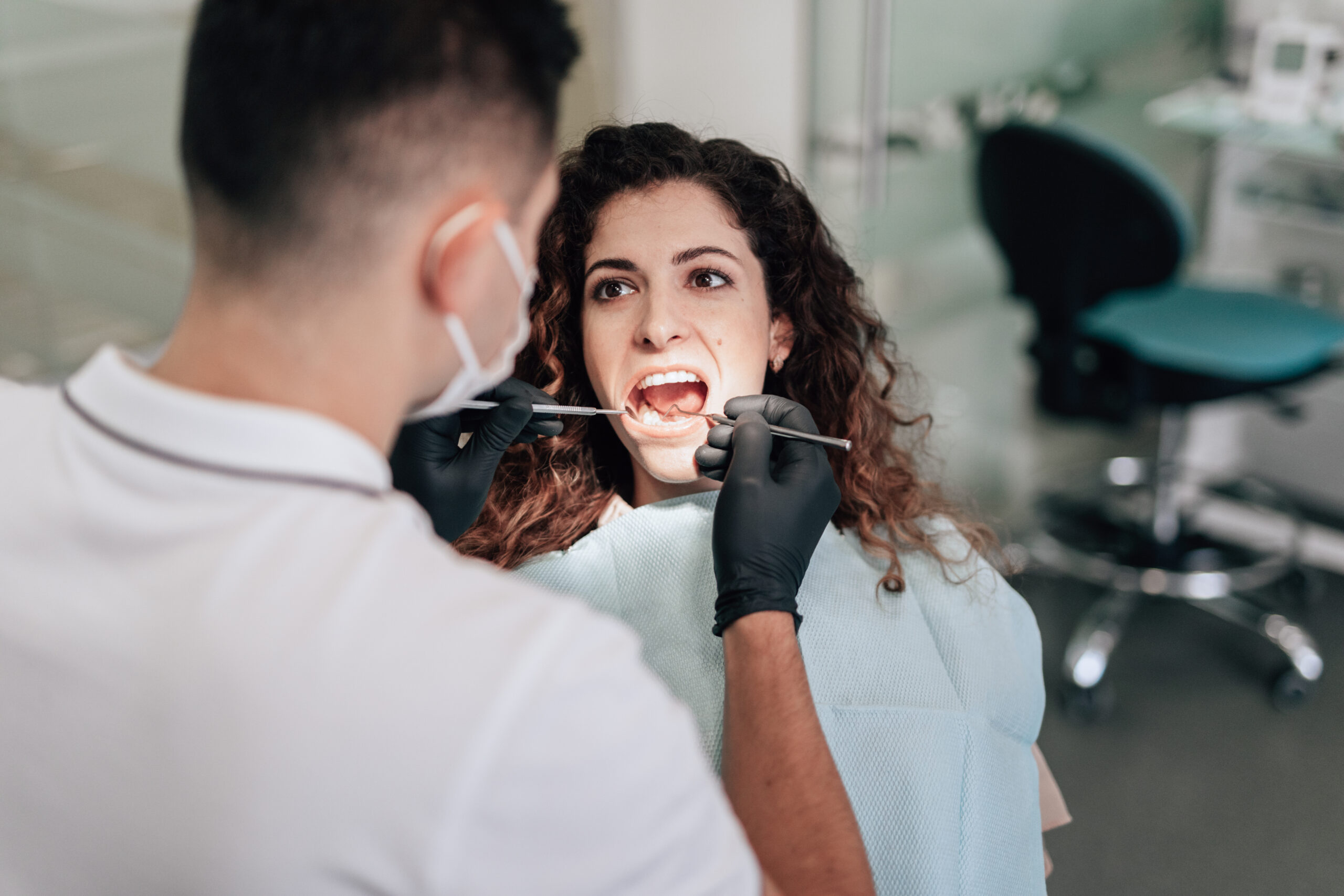 Adesivos de cerâmica e lentes de contato nos dentes