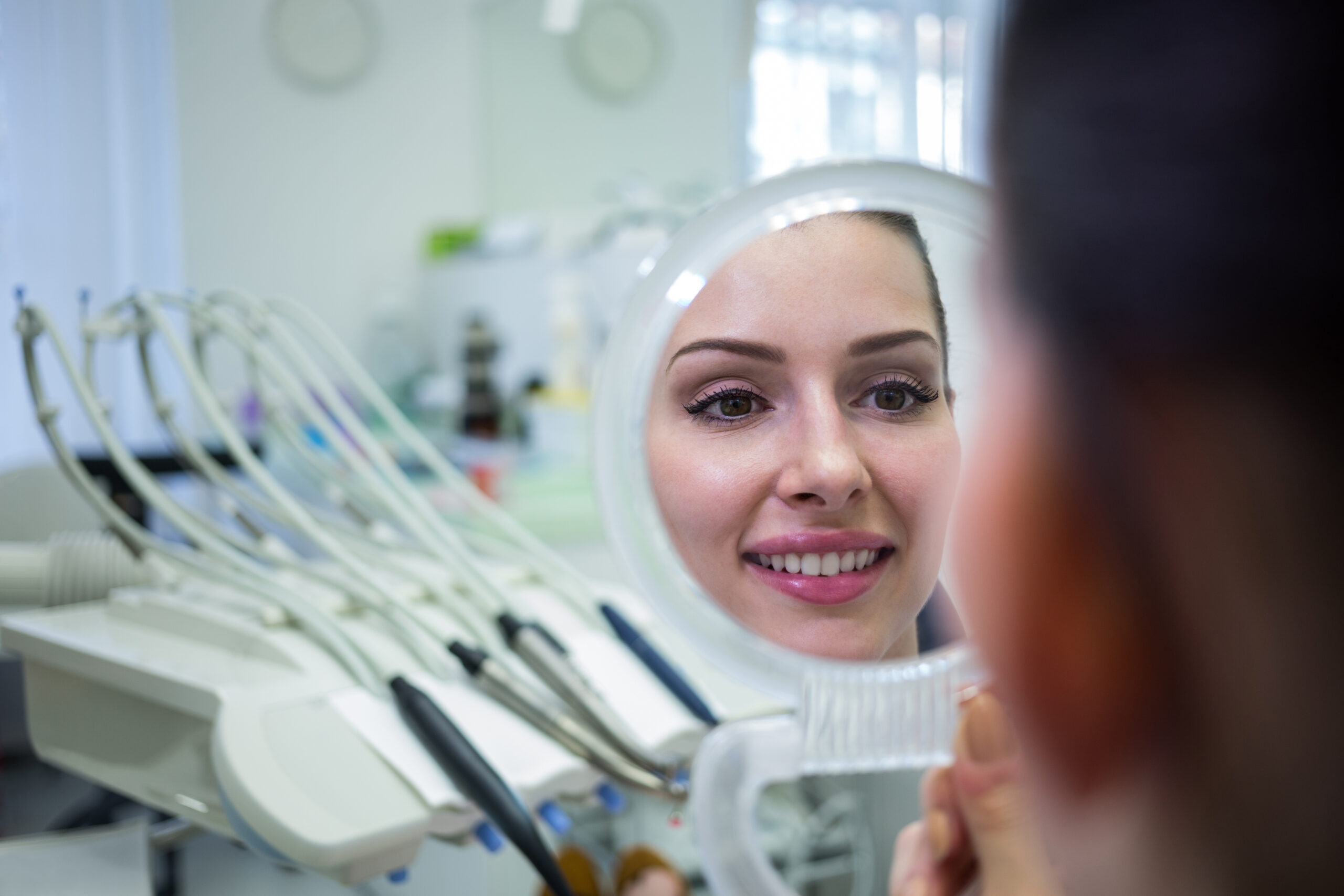 Revolucionando o atendimento odontológico: como os dentes com canal radicular agora podem ser adaptados com lentes de contato