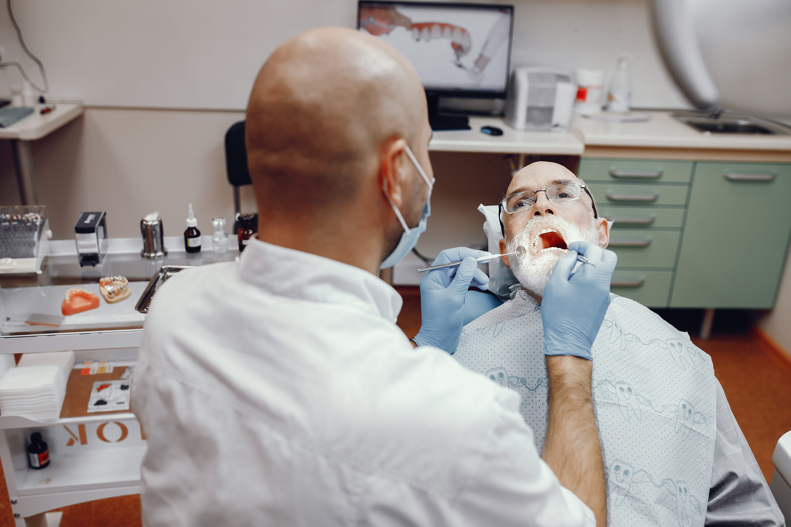 Implantes Dentários em Falta: Restaurando Seu Sorriso e Sua Confiança